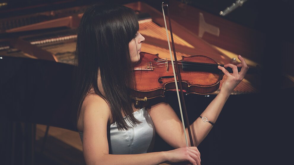 Junge Frau spielt Geige, Symbolbild Hezekiah-Wardwell-Stipendium
