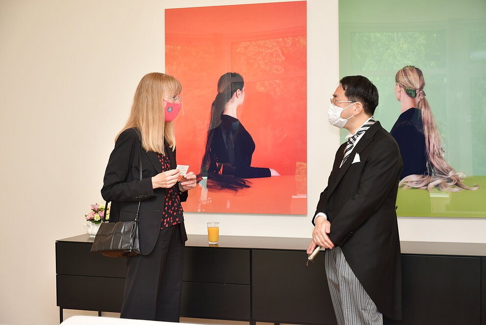 Die deutsche Botschafterin in Japan Ina Lepel und Hajime Konno im Gespräch